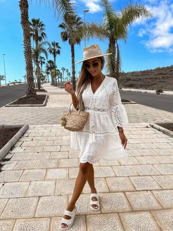 Robe blanche col V ajourée – Coupe ample et fluide