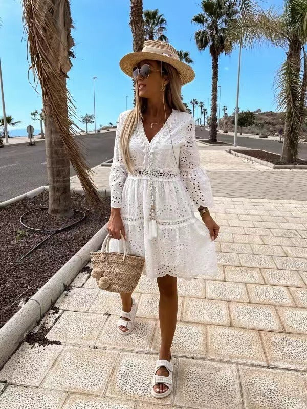 Robe blanche col V ajourée – Coupe ample et fluide