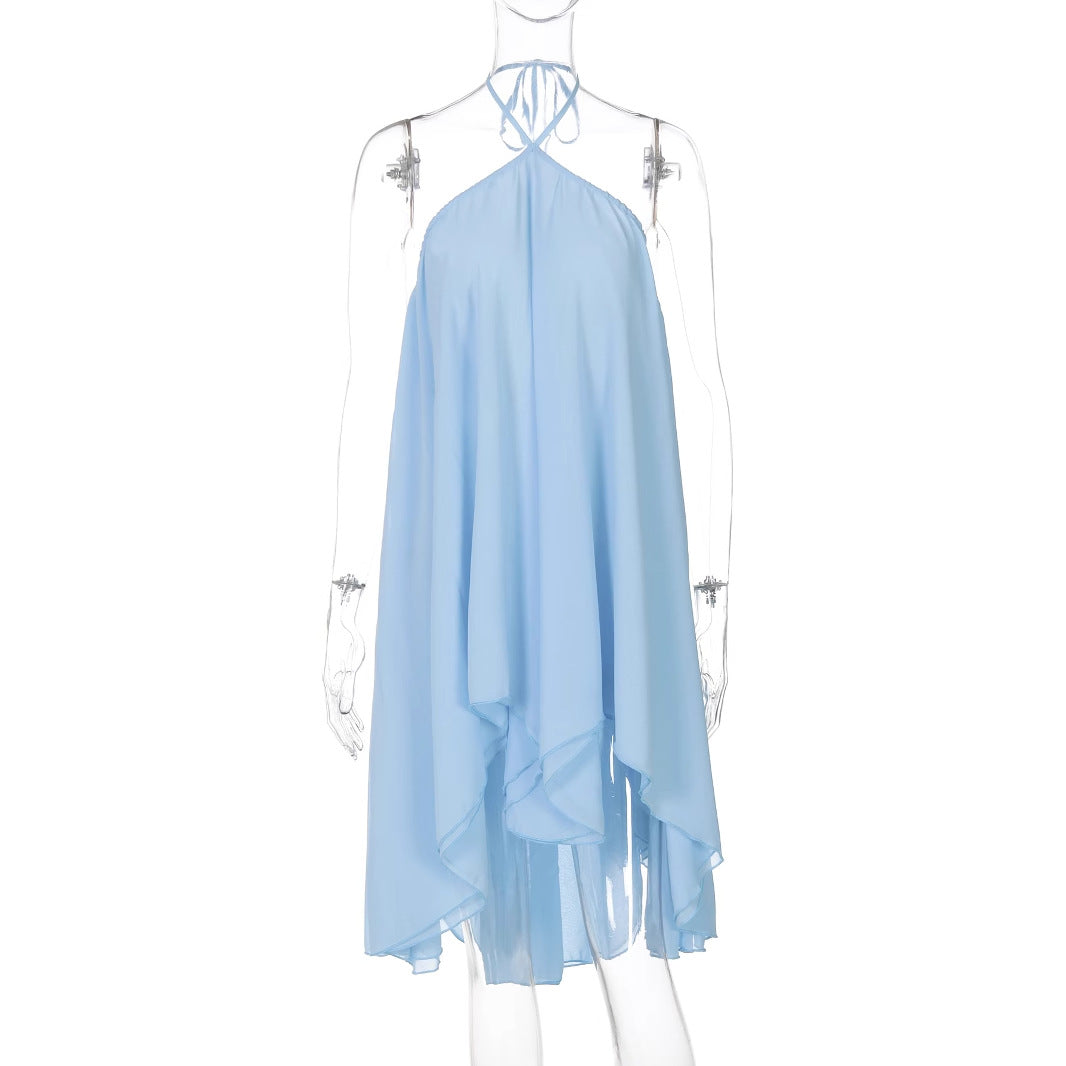 Robe d'été légère en mousseline, coupe fluide et ajustée, dos nu, décolleté plongeant, liens à nouer, matière transparente et respirante, à bretelles.