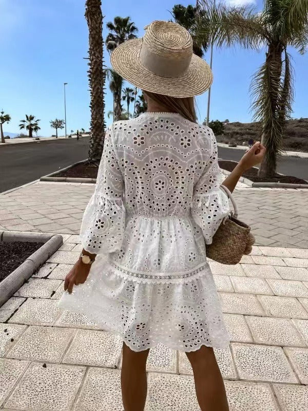 Robe blanche col V ajourée – Coupe ample et fluide