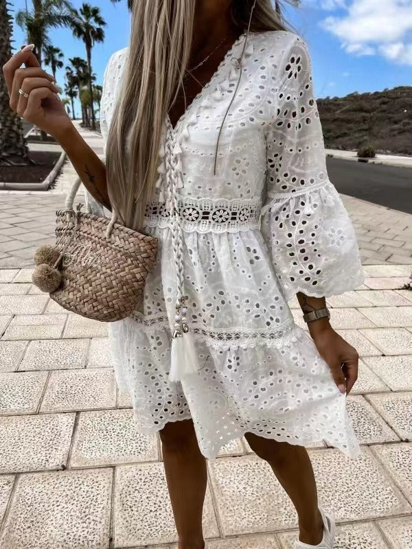 Robe blanche col V ajourée – Coupe ample et fluide